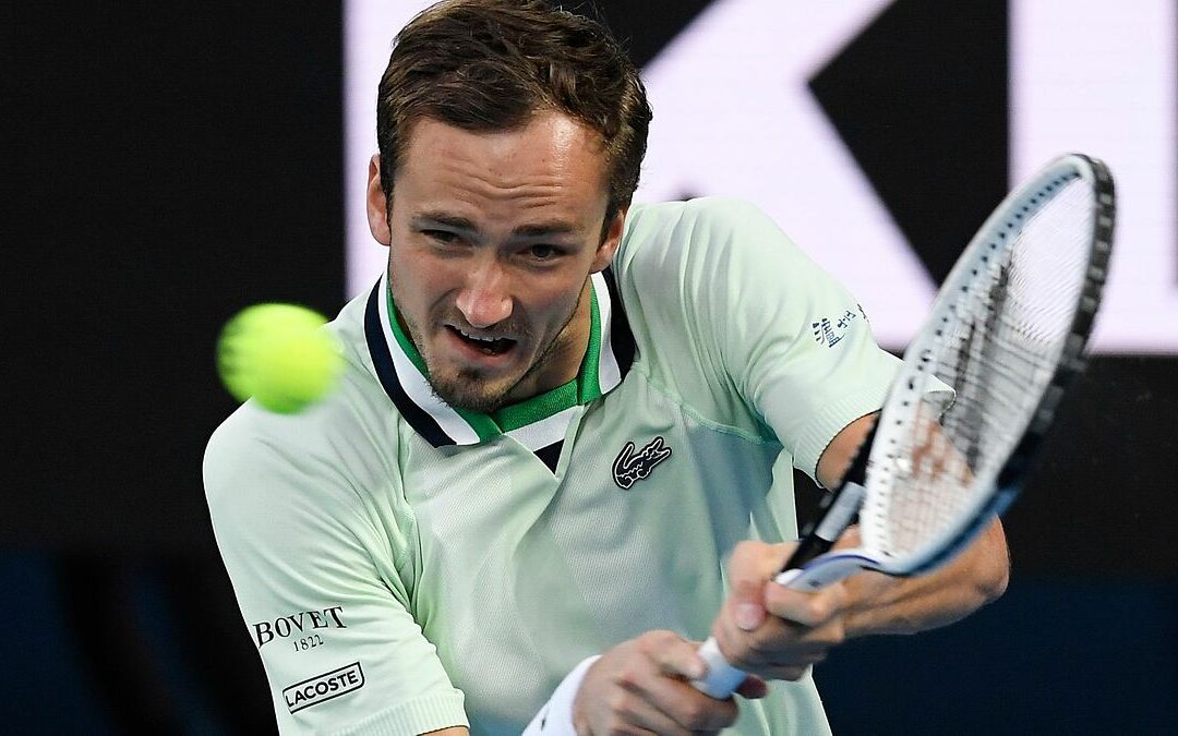 Tìm cảm hứng từ Novak Djokovic, Medvedev lọt bán kết Australian Open đấu Tsitsipas