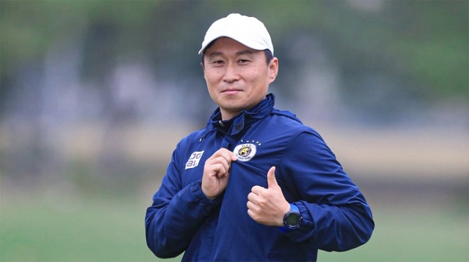 Chun Jae-ho, 42 tuổi, sắm vai huấn luyện viên trưởng tạm quyền ở CLB Hà Nội