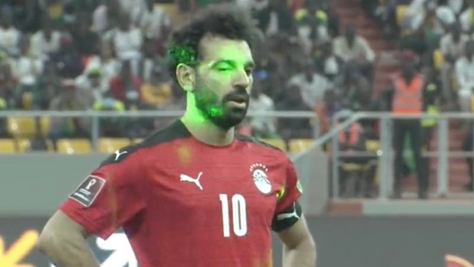 Salah bị chiếu tia laser