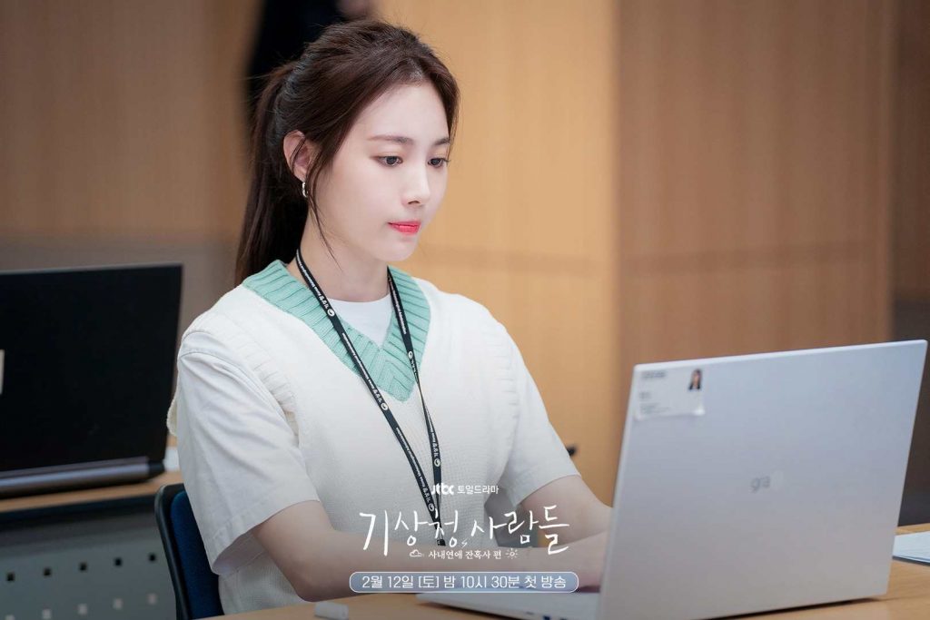 Yura vào vai cô phóng viên Chae Yoo Jin
