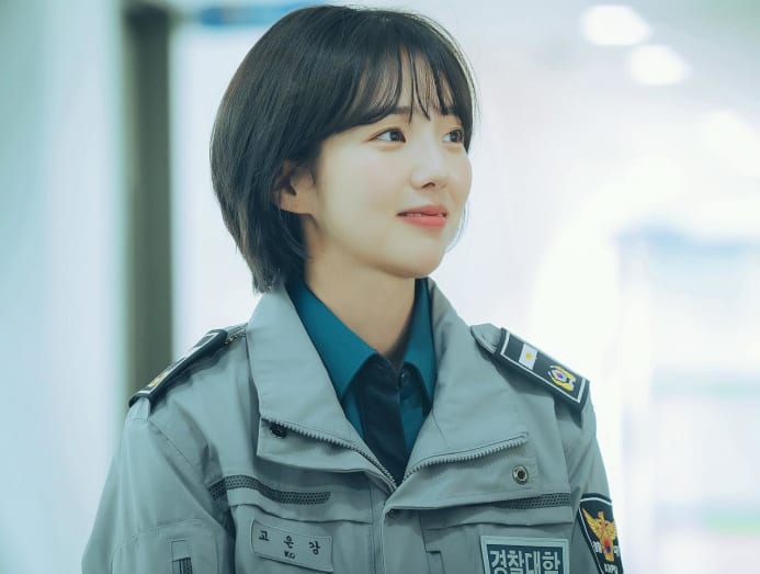Bộ đồ cảnh sát cũng không khiến nhan sắc của Chae Soo Bin bị lu mờ