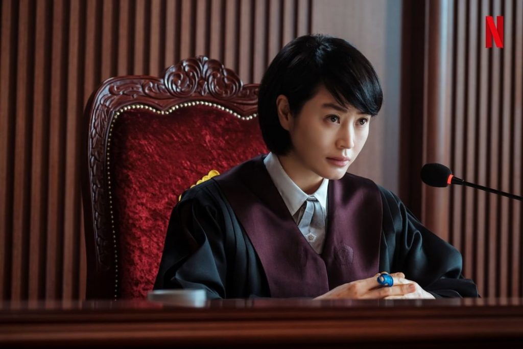 Nữ thẩm phán lạnh lùng Shim Eun Seok do "chị đại" Kim Hye Soo thủ vai