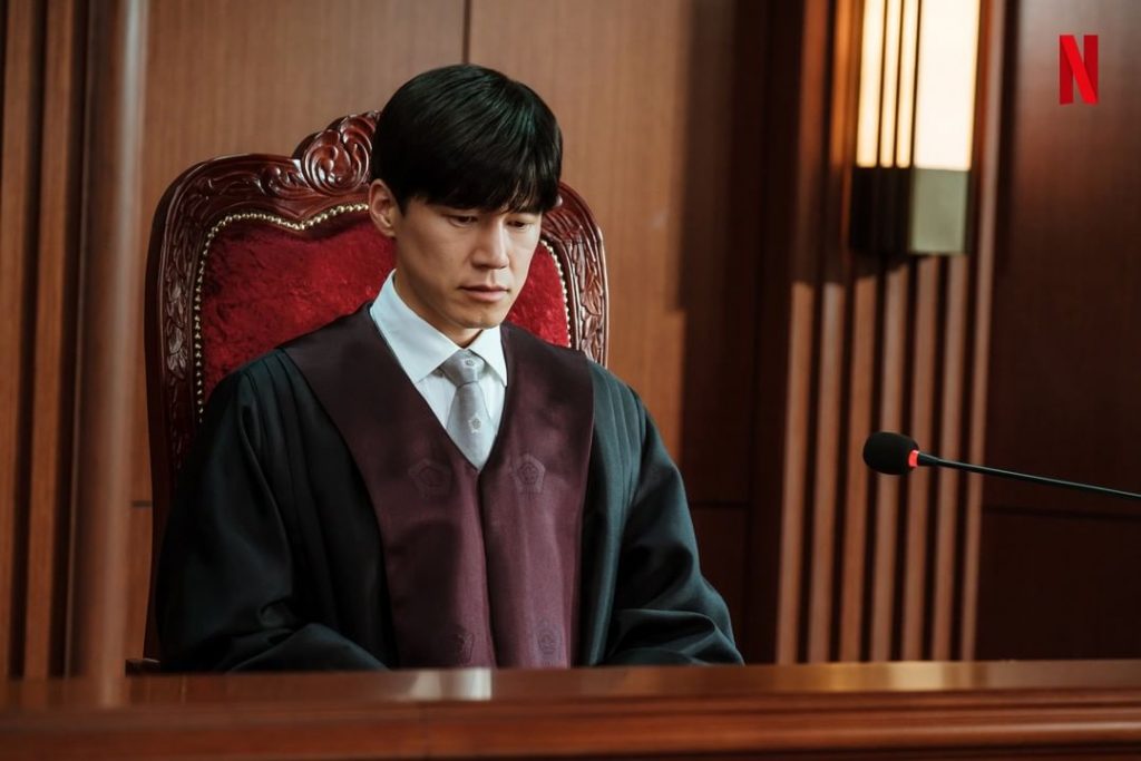 Thẩm phán Cha Tae Joo - người có tấm lòng bao dung với những đứa trẻ do Kim Moo Yul  thủ vai