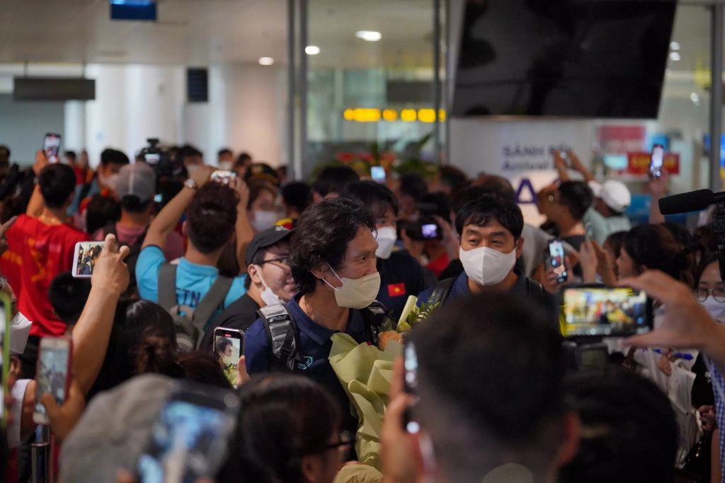 Huấn Luyện Viên Gong Oh Kyun cùng các học trò có mặt tại sân bay Nội Bài