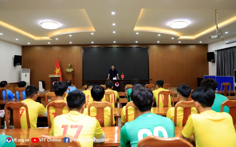 Quyền chủ tịch VFF Trần Quốc Tuấn gặp gỡ và động viên ĐT U19 Việt Nam