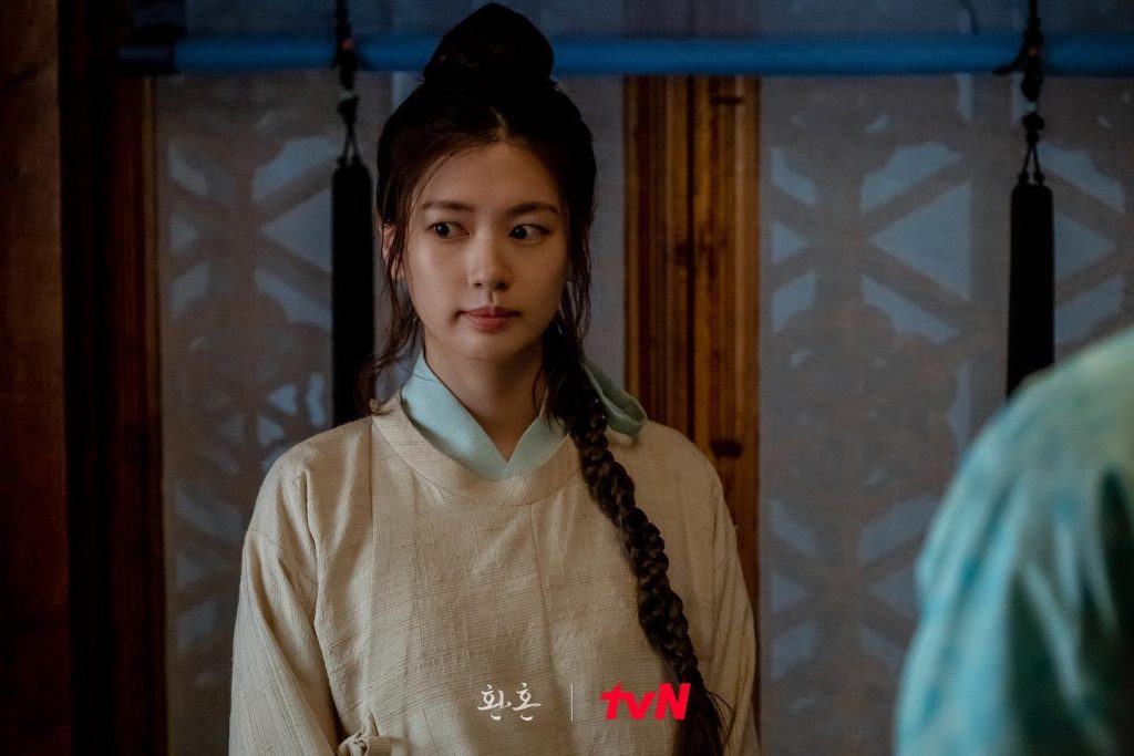 Sau khi bị Jang Uk phát hiện, cô bị anh mua lại và làm người hầu bên cạnh mình
