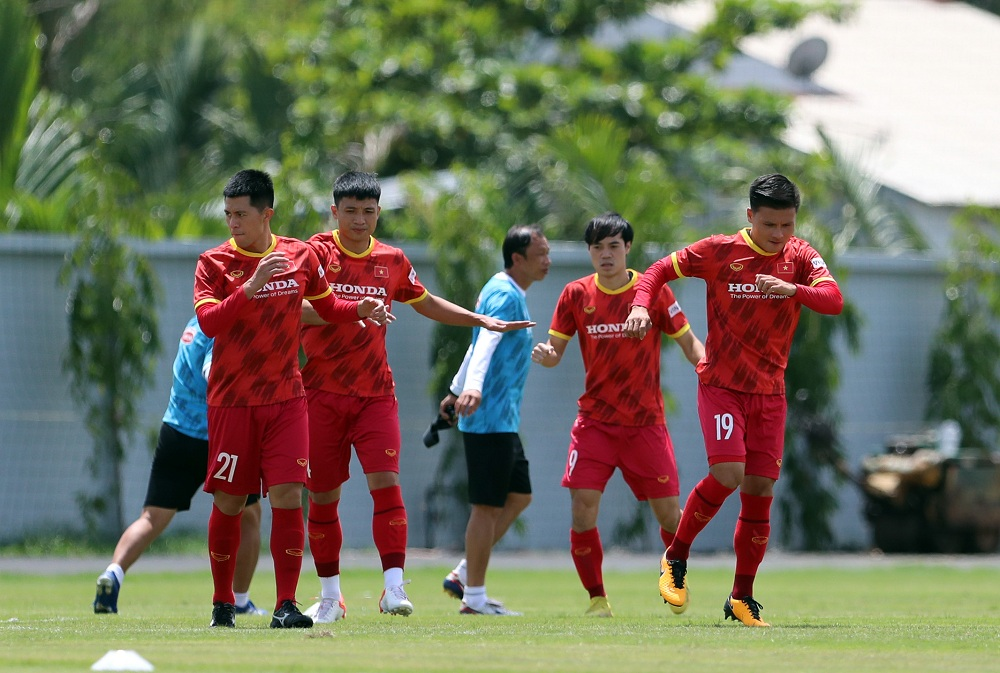 Các cầu thủ ĐTQG Việt Nam tích cực tập luyện trong điều kiện thời tiết khắc nghiệt  