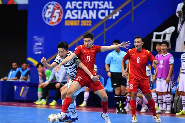Tuyển Futsal Việt Nam (áo đỏ) gặp khó khăn ở đầu trận