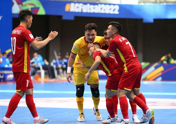 Futsal Việt Nam giành ngôi đầu bảng sau thắng đậm