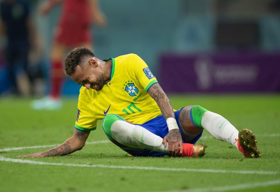 Neymar chấn thương sau chiến thắng trước Serbia