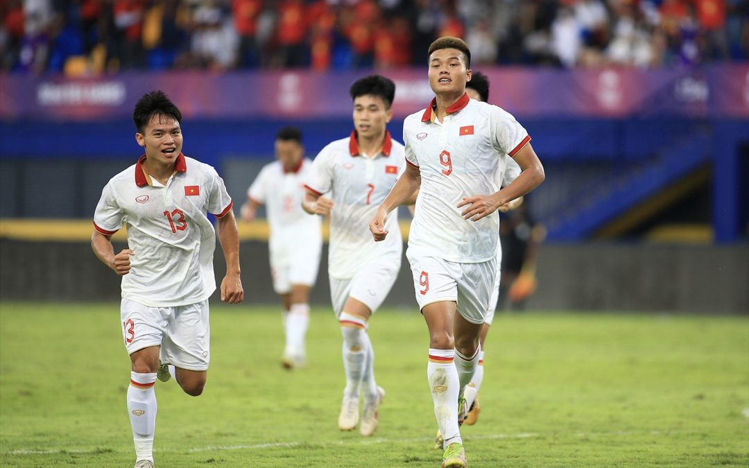 Hạ gục Singapore, U-22 Việt Nam dẫn đầu bảng B SEA Games 32